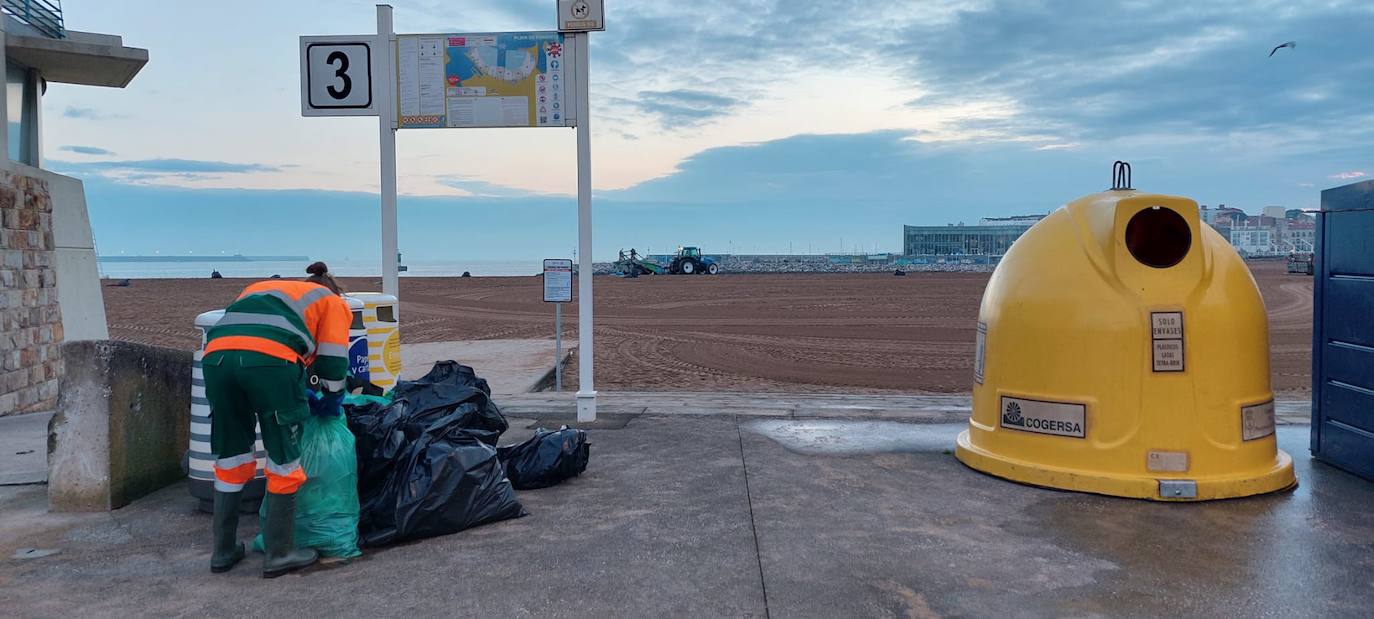 En total 80 operarios han trabajado en Poniente, Arbeyal, el Cerro de Santa Catalina, La Camocha y Contruces desde las 6 de la mañana apoyados de tractores, camiones o furgones. 