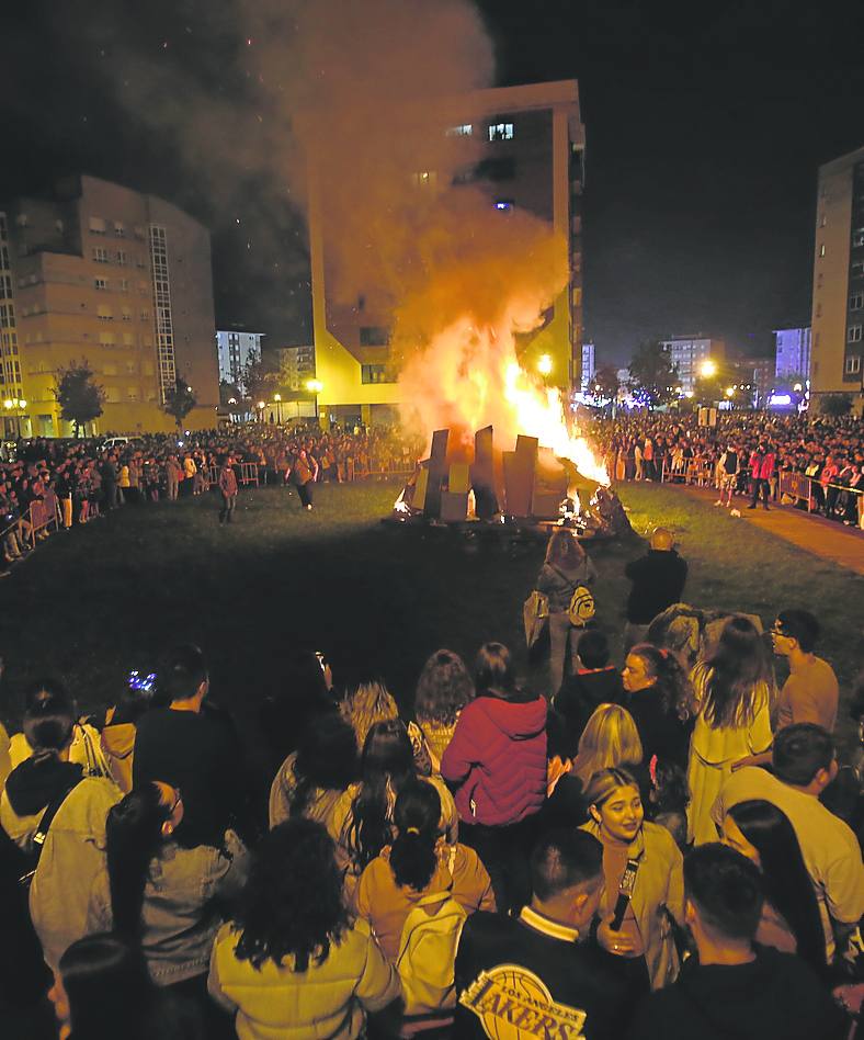 Las novedosa hoguera de ElCampillín y la ya tradicional de La Corredoria brotan entre el agua, que obligó a suspender las actividades infantiles