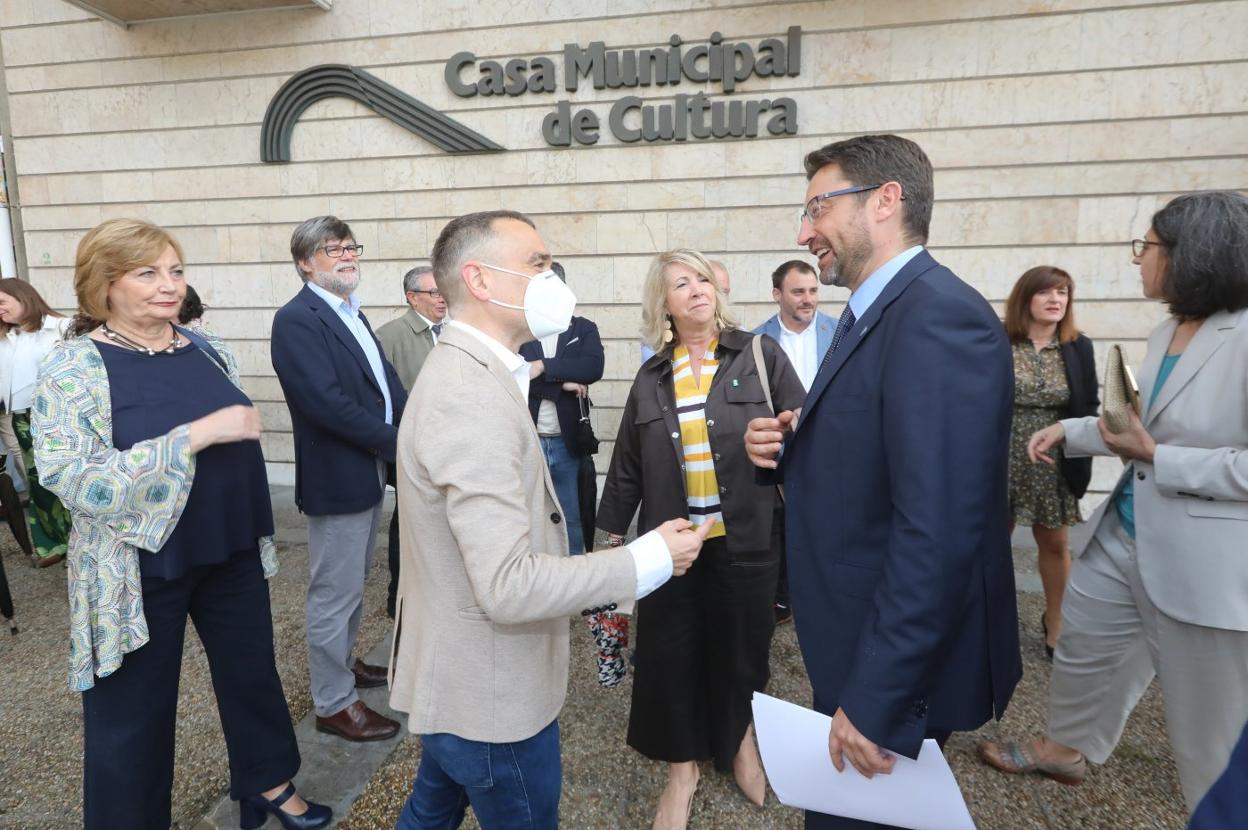 El alcalde de Corvera habla con el consejero de Industria Enrique Fernández en presencia de la alcaldesa de Avilés, el alcalde de Illas y Celia Fernández, vicepresidenta de la Junta General del Principado. 