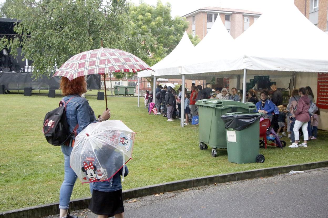 Los vecinos de Contrueces se refugiaron de la lluvia en la carpa.