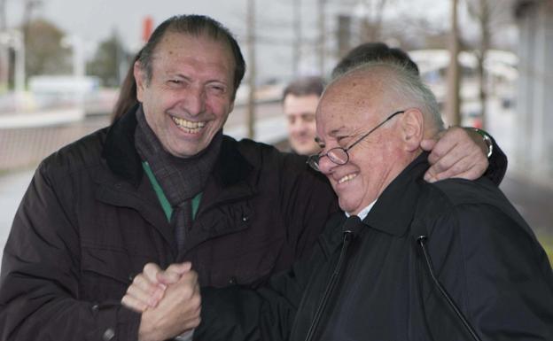 Enrique Castro, Quini, le da la mano a Fernando Fueyo en un gesto de complicidad, en 2015. 