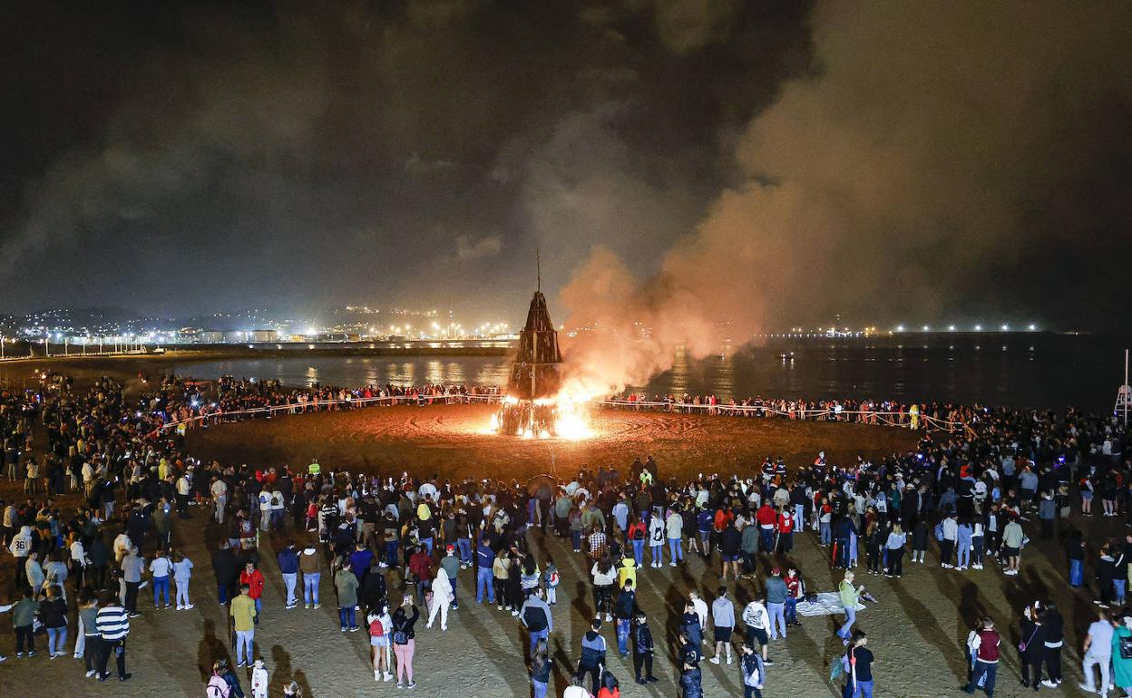 Poniente. El fuego se adueña de las sesenta toneladas de madera agrupadas en la pira. 