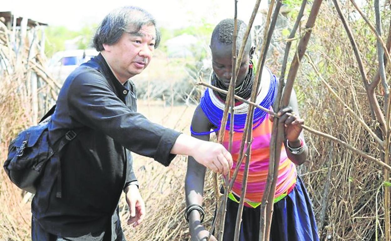 Shigeru Ban, que ha creado una ONGcon personal voluntario, trabaja sobre el terreno con materiales locales. 