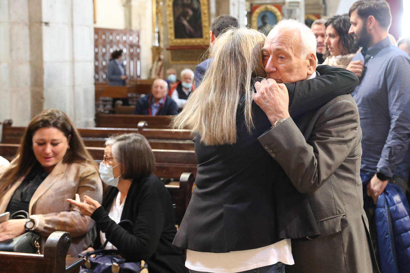 La Colegiata de Pravia ha acogido este sábado el funeral por el periodista asturiano José Luis Balbín. Hasta allí se han desplazado amigos y conocidos del que fuera presentador de 'La Clave' para darle su último adiós. 