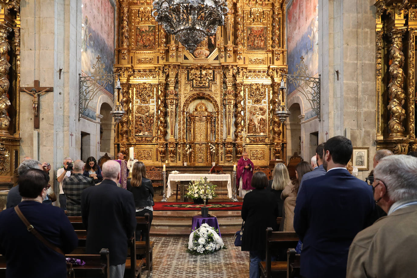 La Colegiata de Pravia ha acogido este sábado el funeral por el periodista asturiano José Luis Balbín. Hasta allí se han desplazado amigos y conocidos del que fuera presentador de 'La Clave' para darle su último adiós. 