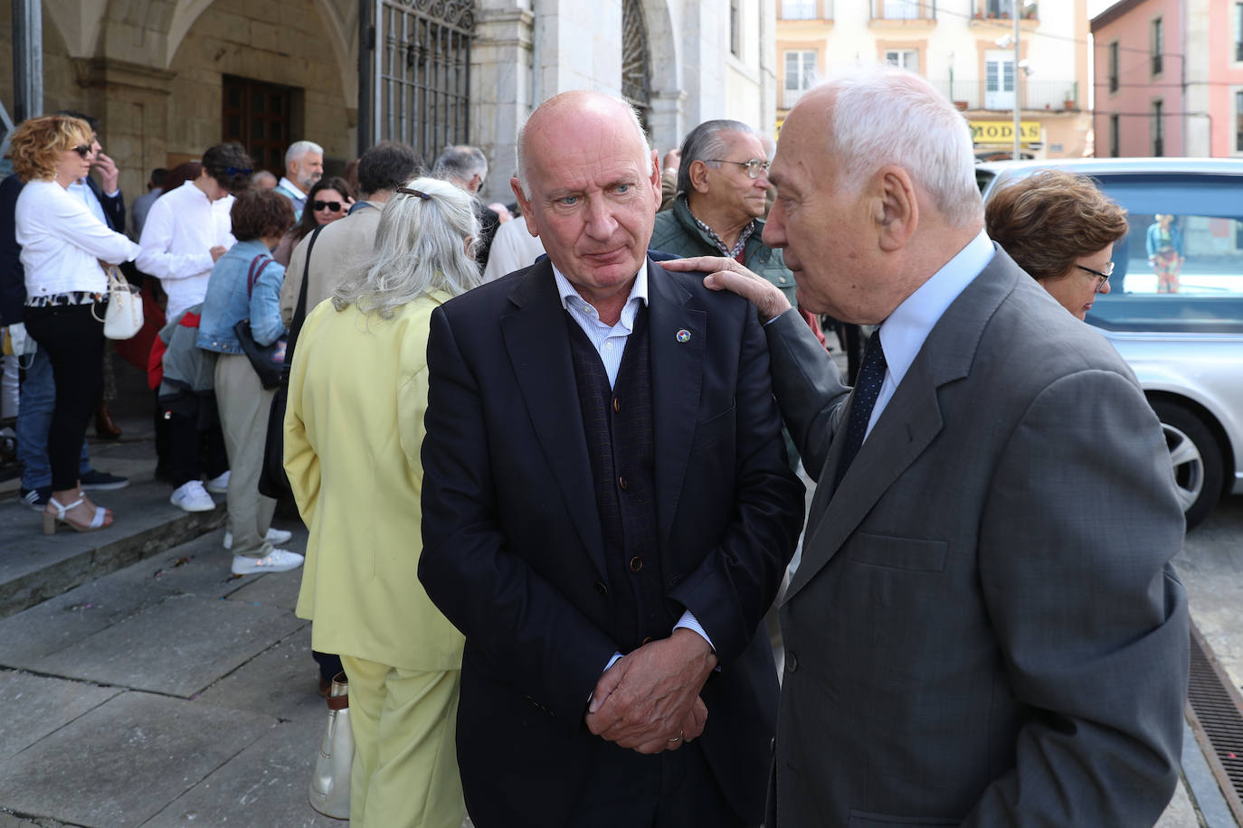 La Colegiata de Pravia ha acogido este sábado el funeral por el periodista asturiano José Luis Balbín. Hasta allí se han desplazado amigos y conocidos del que fuera presentador de 'La Clave' para darle su último adiós. 