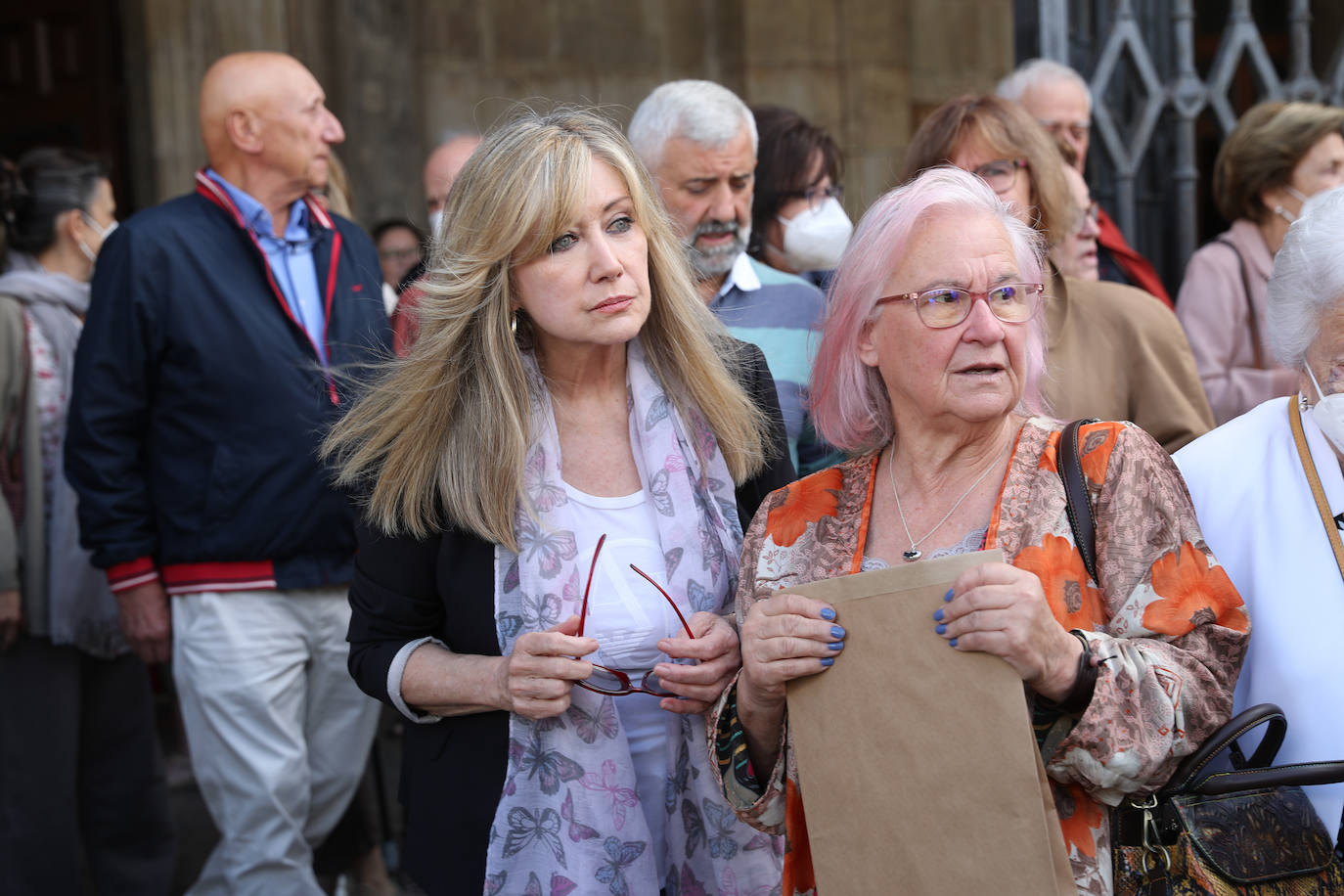 La Colegiata de Pravia ha acogido este sábado el funeral por el periodista asturiano José Luis Balbín. Hasta allí se han desplazado amigos y conocidos del que fuera presentador de 'La Clave' para darle su último adiós. 