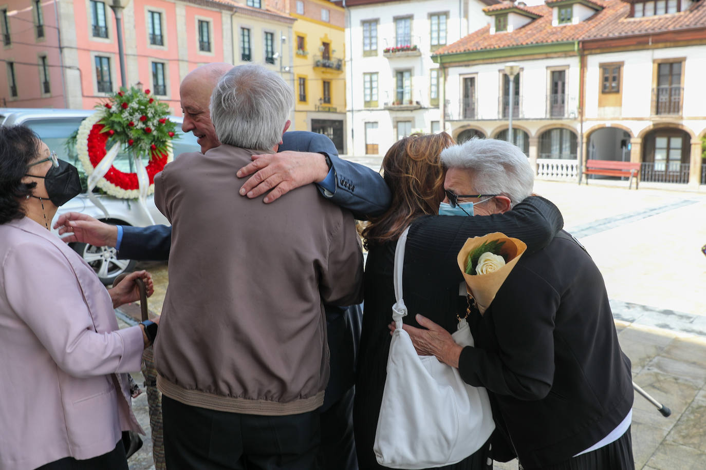 La Colegiata de Pravia ha acogido este sábado el funeral por el periodista asturiano José Luis Balbín. Hasta allí se han desplazado amigos y conocidos del que fuera presentador de 'La Clave' para darle su último adiós. 