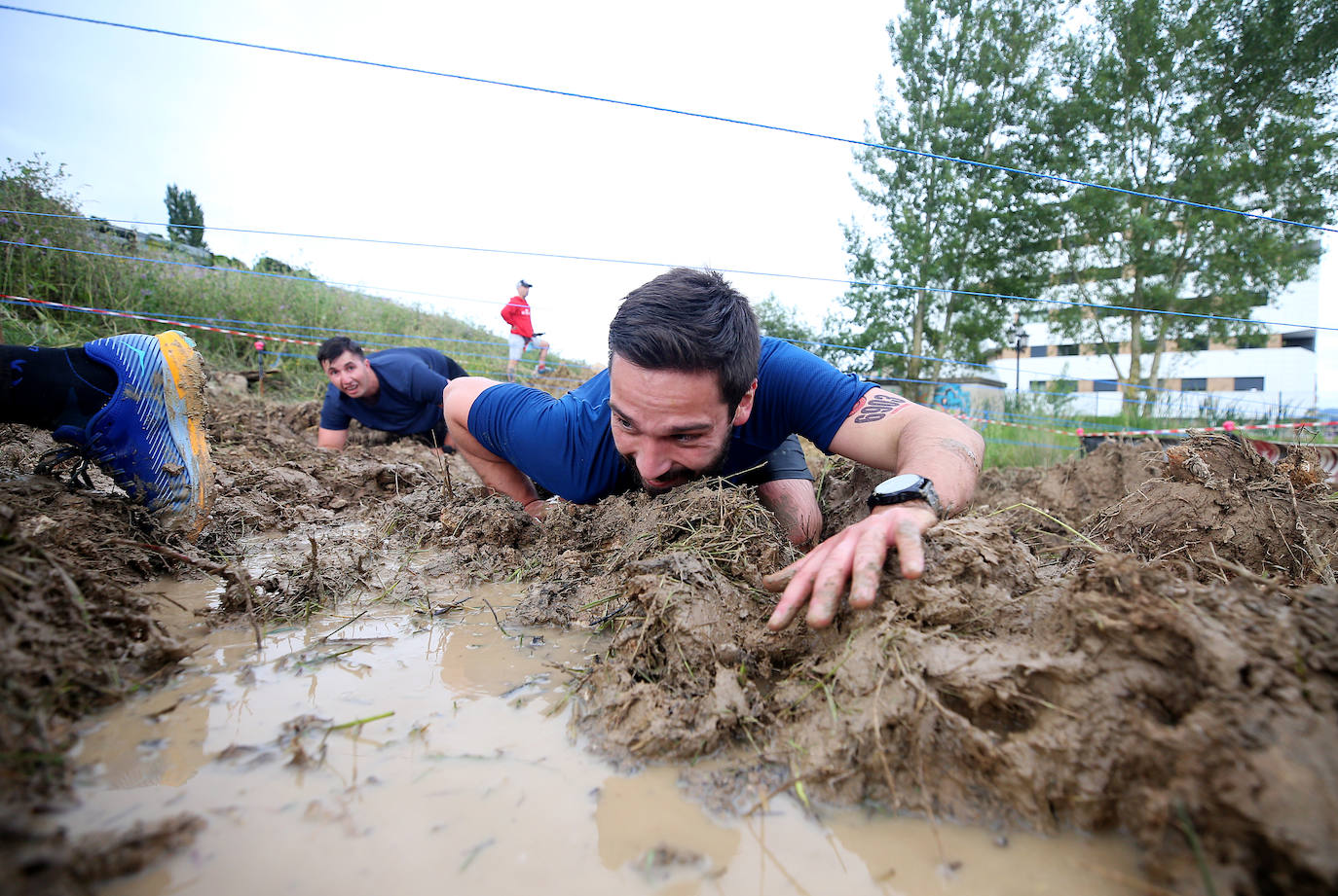 La Farinato Race ha calentado motores en el monte Naranco con una jornada dedicada a los niños y sus familias. La competición arrancó a media tarde con las pruebas para un centenar de corredores divididos en diferentes categorías. Los jóvenes (mayores de trece años), en familia, donde al menos uno de sus miembros tenía que ser mayor de edad; y el grupo de iniciación, donde no existen límites de edad y participaron para probar la experiencia.