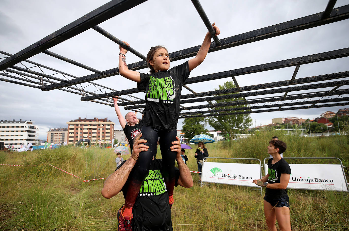 La Farinato Race ha calentado motores en el monte Naranco con una jornada dedicada a los niños y sus familias. La competición arrancó a media tarde con las pruebas para un centenar de corredores divididos en diferentes categorías. Los jóvenes (mayores de trece años), en familia, donde al menos uno de sus miembros tenía que ser mayor de edad; y el grupo de iniciación, donde no existen límites de edad y participaron para probar la experiencia.