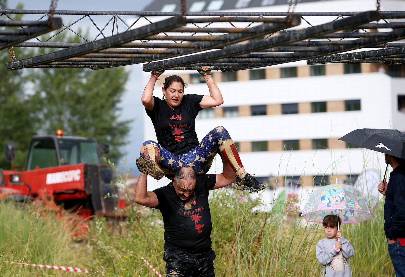 La Farinato Race ha calentado motores en el monte Naranco con una jornada dedicada a los niños y sus familias. La competición arrancó a media tarde con las pruebas para un centenar de corredores divididos en diferentes categorías. Los jóvenes (mayores de trece años), en familia, donde al menos uno de sus miembros tenía que ser mayor de edad; y el grupo de iniciación, donde no existen límites de edad y participaron para probar la experiencia.