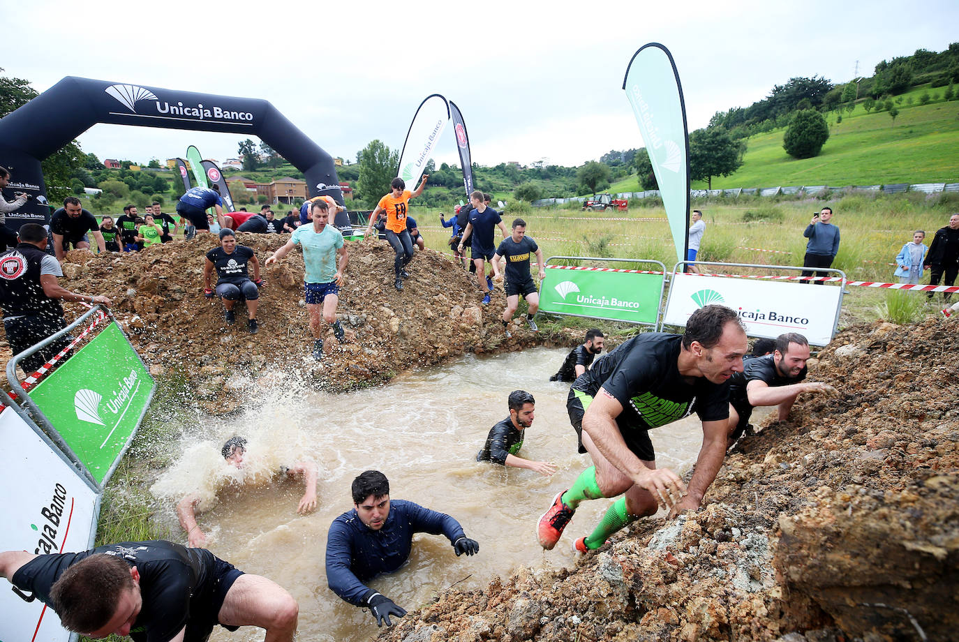 La Farinato Race ha calentado motores en el monte Naranco con una jornada dedicada a los niños y sus familias. La competición arrancó a media tarde con las pruebas para un centenar de corredores divididos en diferentes categorías. Los jóvenes (mayores de trece años), en familia, donde al menos uno de sus miembros tenía que ser mayor de edad; y el grupo de iniciación, donde no existen límites de edad y participaron para probar la experiencia.