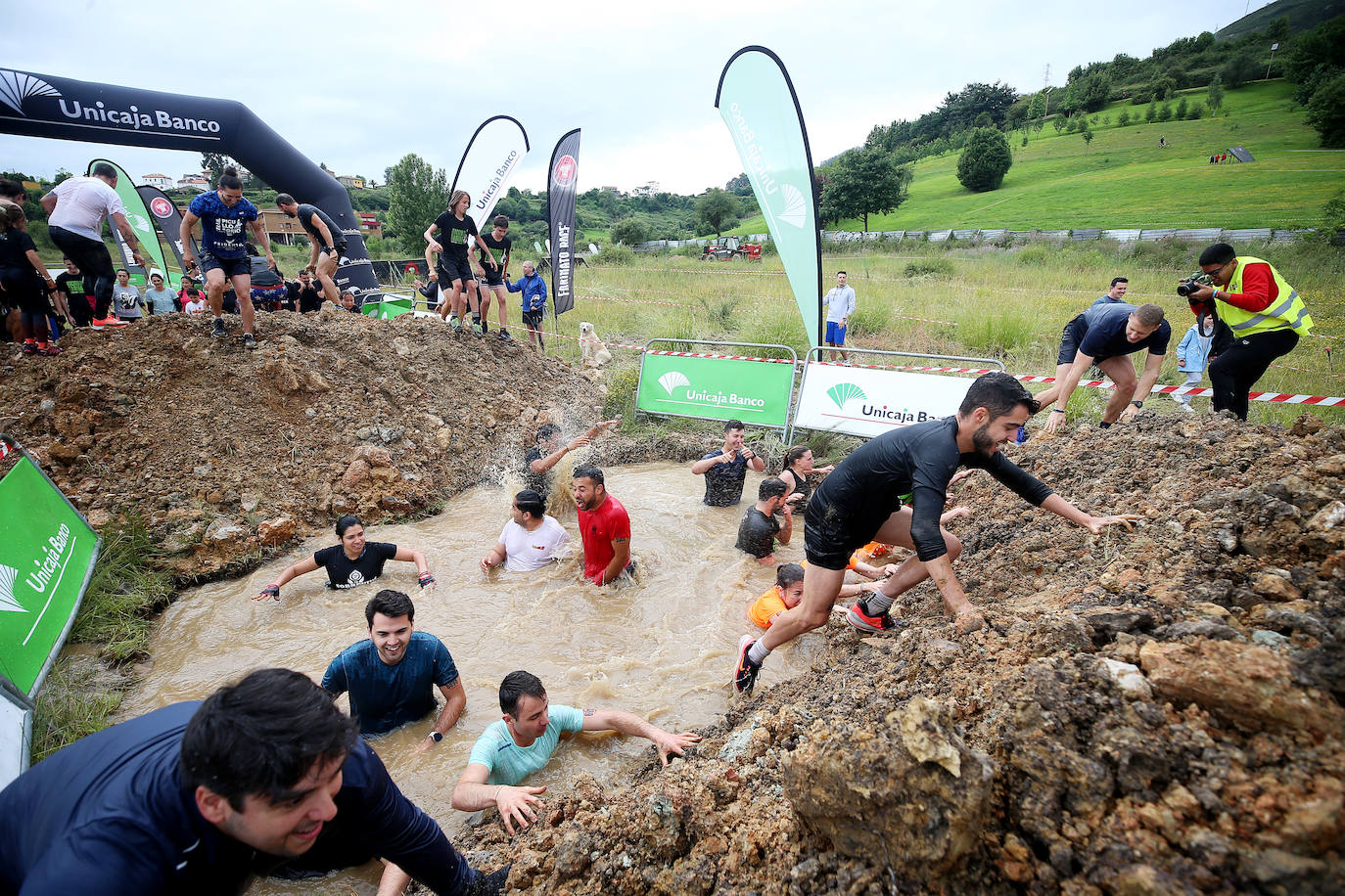 La Farinato Race ha calentado motores en el monte Naranco con una jornada dedicada a los niños y sus familias. La competición arrancó a media tarde con las pruebas para un centenar de corredores divididos en diferentes categorías. Los jóvenes (mayores de trece años), en familia, donde al menos uno de sus miembros tenía que ser mayor de edad; y el grupo de iniciación, donde no existen límites de edad y participaron para probar la experiencia.