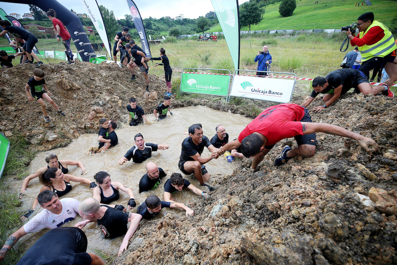 La Farinato Race ha calentado motores en el monte Naranco con una jornada dedicada a los niños y sus familias. La competición arrancó a media tarde con las pruebas para un centenar de corredores divididos en diferentes categorías. Los jóvenes (mayores de trece años), en familia, donde al menos uno de sus miembros tenía que ser mayor de edad; y el grupo de iniciación, donde no existen límites de edad y participaron para probar la experiencia.