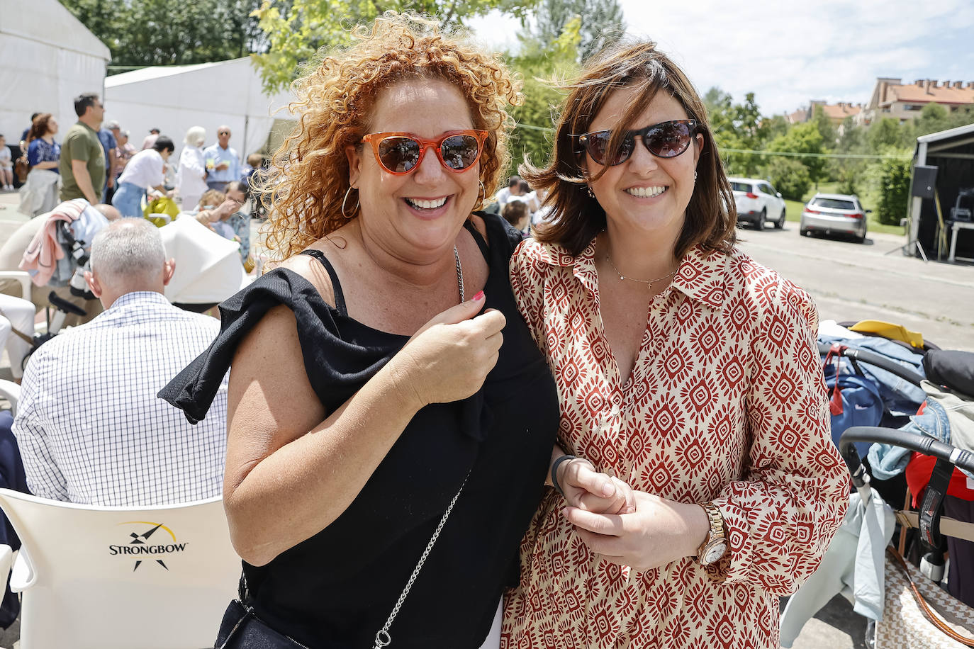 Los barrios de Viesques y de Maero lucen sus mejores galas para celebrar sus fiestas. Una paellada gigante y el reparto de bollos, respectivamente, han amenizado la jornada. 