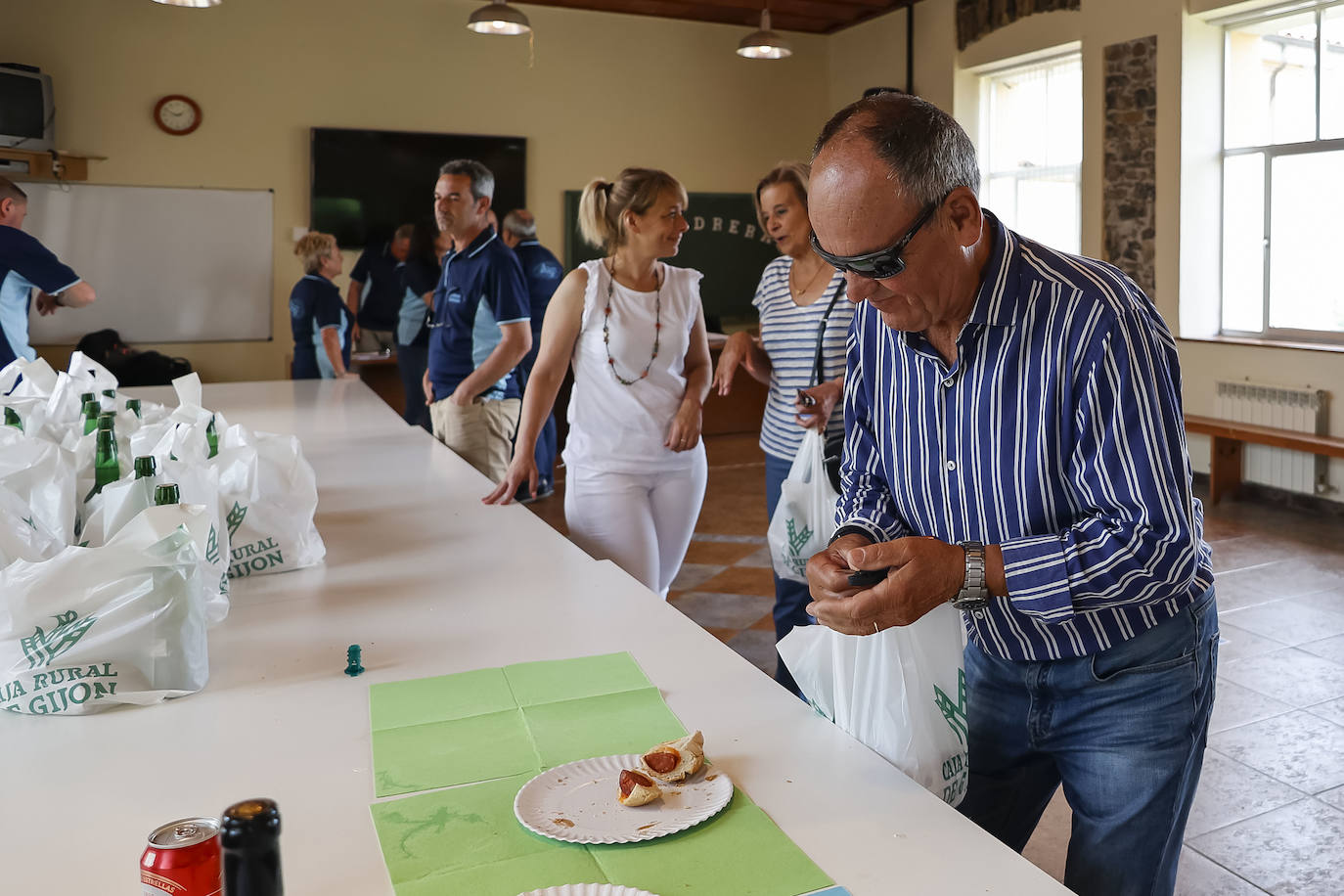 Los barrios de Viesques y de Maero lucen sus mejores galas para celebrar sus fiestas. Una paellada gigante y el reparto de bollos, respectivamente, han amenizado la jornada. 