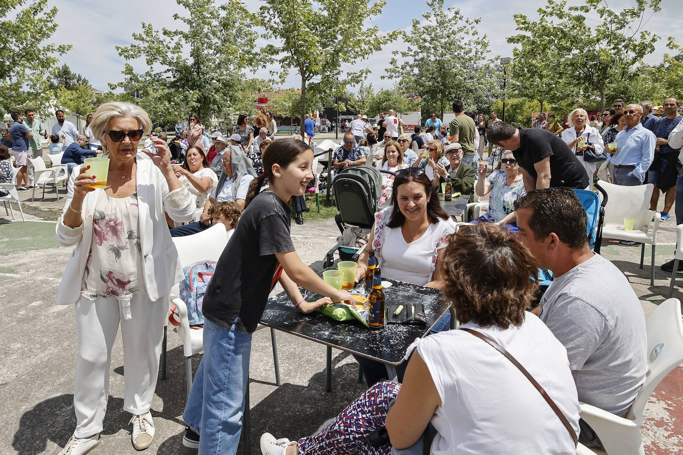 Los barrios de Viesques y de Maero lucen sus mejores galas para celebrar sus fiestas. Una paellada gigante y el reparto de bollos, respectivamente, han amenizado la jornada. 