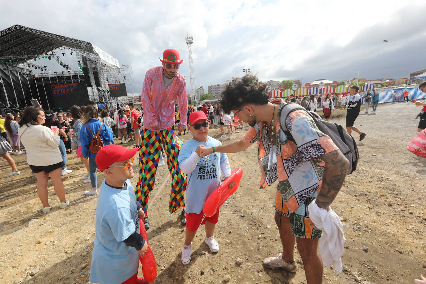 El Reggaeton Beach Festival encaró el domingo la recta final en en entorno del Niemeyer después de un exitoso sábado festivalero. El broche de oro llegó con un cartel con grandes nombres dentro de la música: Jhay Cortez, El Alfa, Justin Quiles, Nio García, Ñengo Flow, Mora, Juan Magán, Álvaro Díaz, Atomic, Aina Da Silva, Víctor Magan, Cosmik y Sak Luke. 