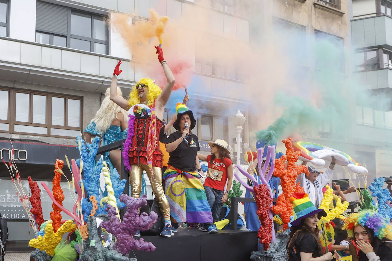 ¡En Asturies cabemos toes!» es el lema elegido este año para la celebración del Orgullo. Fiel reflejo de ello fue la manifestación que recorrió las calles de Gijón y en la que cientos de personas –800 según la organización– se unieron bajo la bandera arcoiris para «tomar la calle con nuestros colores, nuestras vidas, nuestros cuerpos y nuestras voces», porque «el Orgullo nos une, nos hace más fuertes y nos ayuda a seguir». 