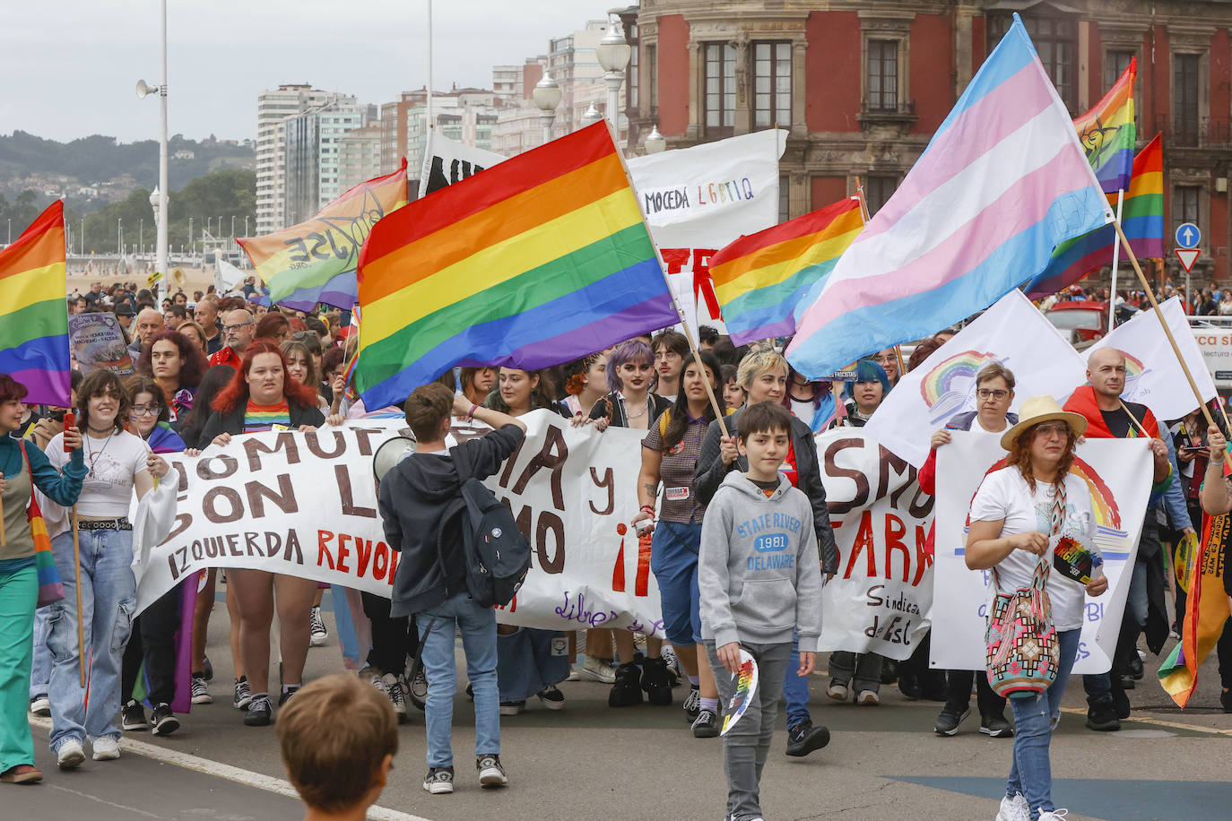 ¡En Asturies cabemos toes!» es el lema elegido este año para la celebración del Orgullo. Fiel reflejo de ello fue la manifestación que recorrió las calles de Gijón y en la que cientos de personas –800 según la organización– se unieron bajo la bandera arcoiris para «tomar la calle con nuestros colores, nuestras vidas, nuestros cuerpos y nuestras voces», porque «el Orgullo nos une, nos hace más fuertes y nos ayuda a seguir». 