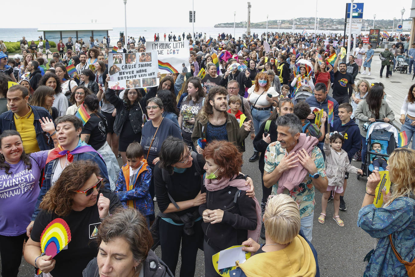 ¡En Asturies cabemos toes!» es el lema elegido este año para la celebración del Orgullo. Fiel reflejo de ello fue la manifestación que recorrió las calles de Gijón y en la que cientos de personas –800 según la organización– se unieron bajo la bandera arcoiris para «tomar la calle con nuestros colores, nuestras vidas, nuestros cuerpos y nuestras voces», porque «el Orgullo nos une, nos hace más fuertes y nos ayuda a seguir». 