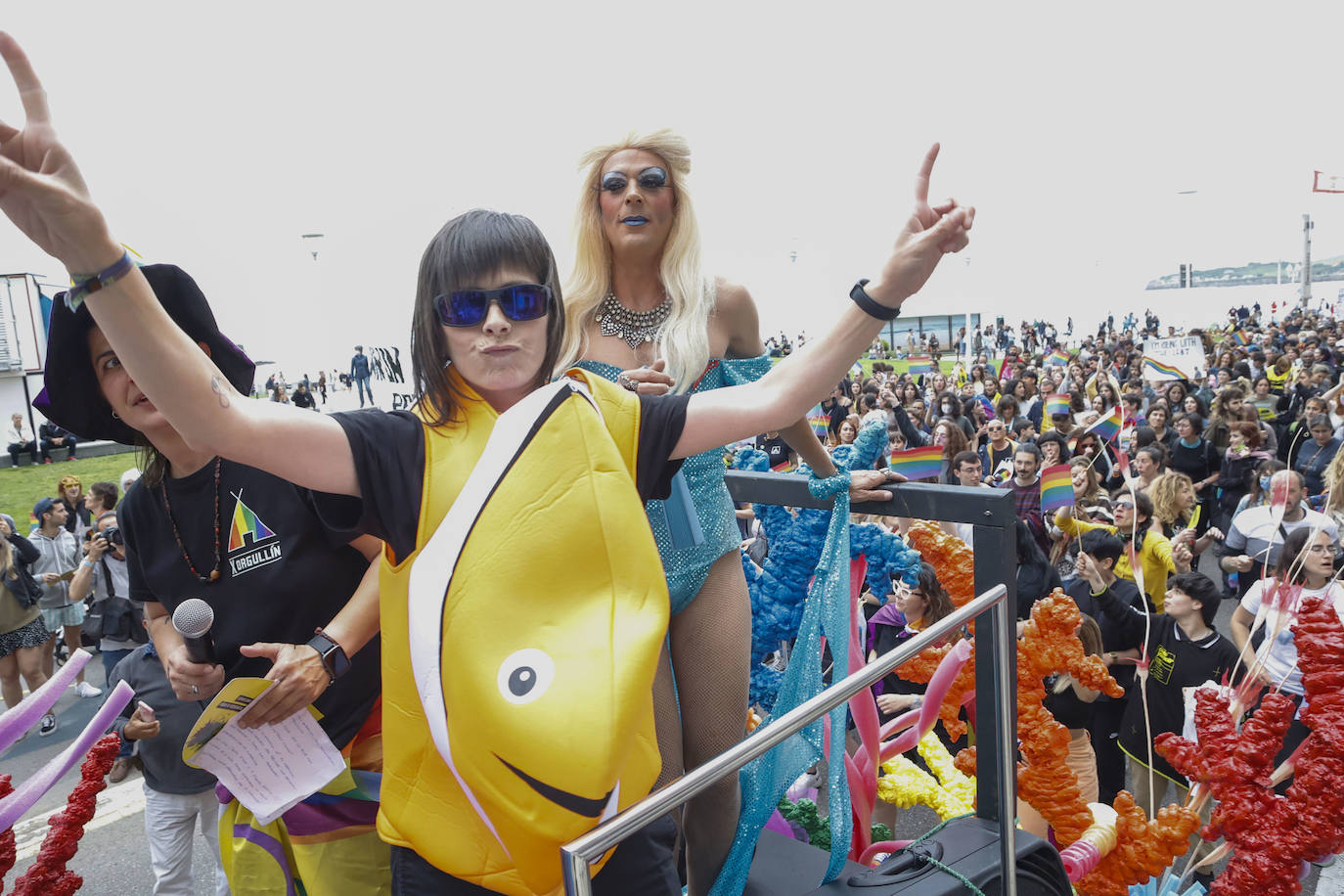 ¡En Asturies cabemos toes!» es el lema elegido este año para la celebración del Orgullo. Fiel reflejo de ello fue la manifestación que recorrió las calles de Gijón y en la que cientos de personas –800 según la organización– se unieron bajo la bandera arcoiris para «tomar la calle con nuestros colores, nuestras vidas, nuestros cuerpos y nuestras voces», porque «el Orgullo nos une, nos hace más fuertes y nos ayuda a seguir». 