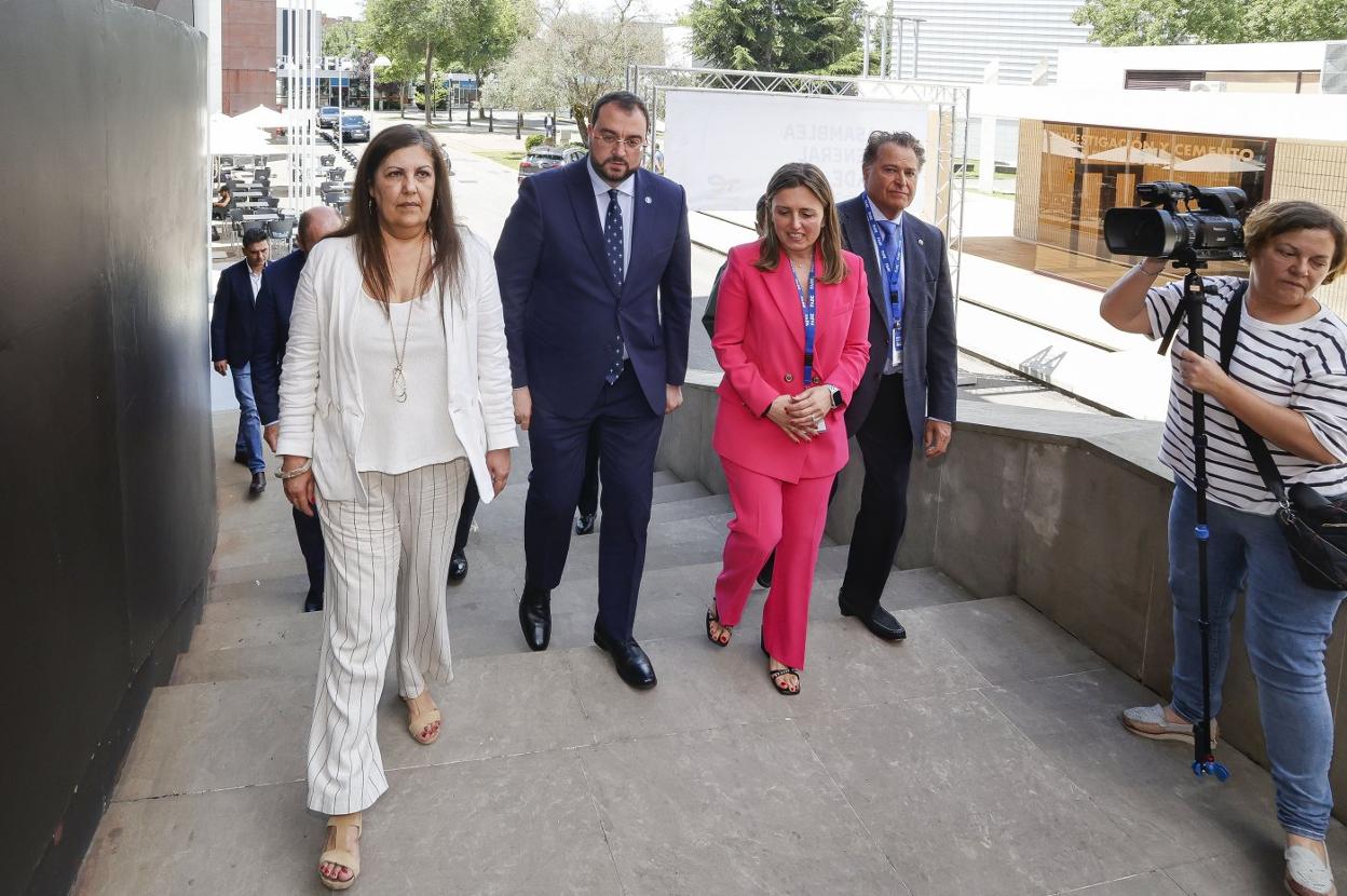 Marina Pineda, Adrián Barbón, María Calvo y Félix Baragaño, a punto de entrar en el Palacio de Congresos. 