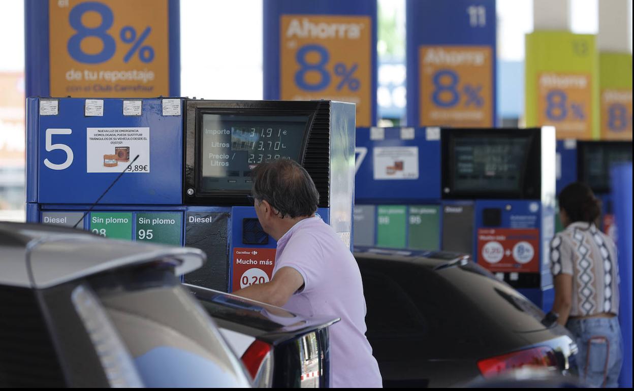 El Gobierno rebaja el abono de transporte y dará 200 euros a familias vulnerables