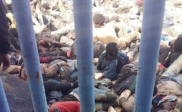 Imagen principal - Imágenes de los inmigrantes tras su llegada a Melilla. 