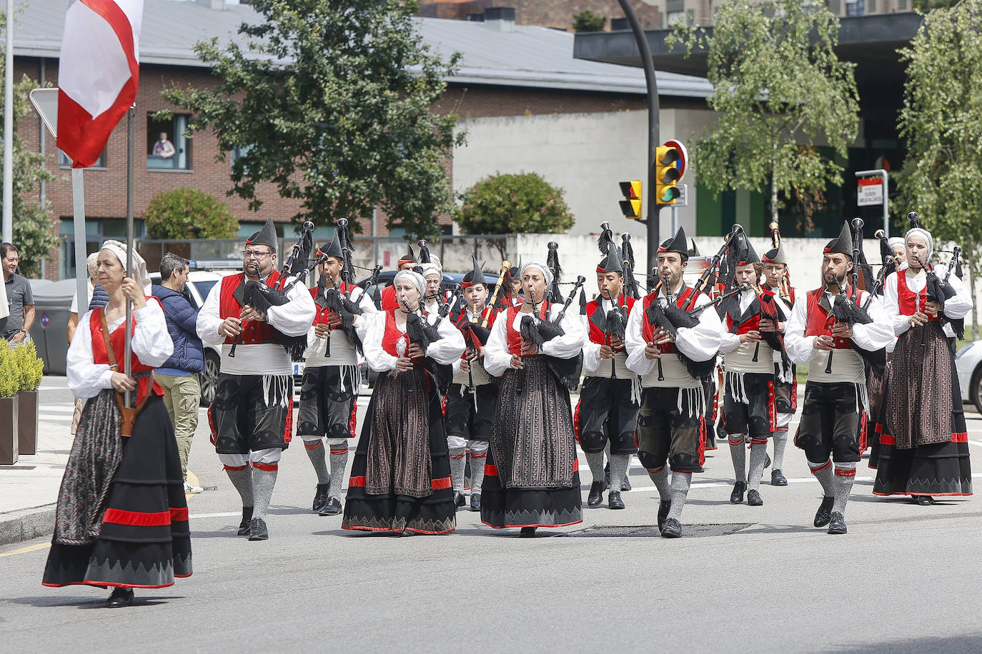 Los vecinos de Mareo, Viesques, Tremañes y Cimavilla culminan un intenso fin de semana con corderadas, deportes tradicionales y música