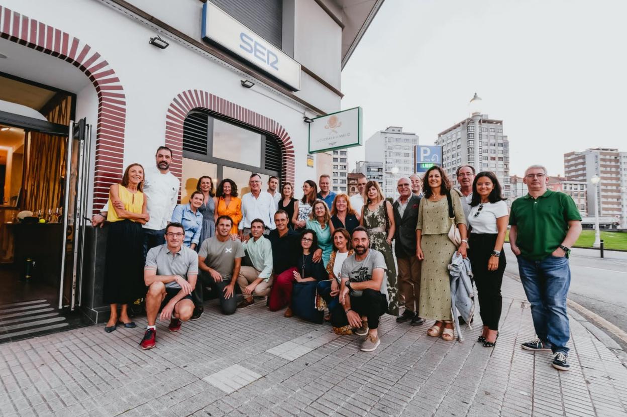 Héctor Vázquez -con pantalón rojo-, rodeado de amigos y jugadores vinculados al deporte del tenis que acudieron al vino español organizado en La Cuchara de Mario por su despedida de Gijón.