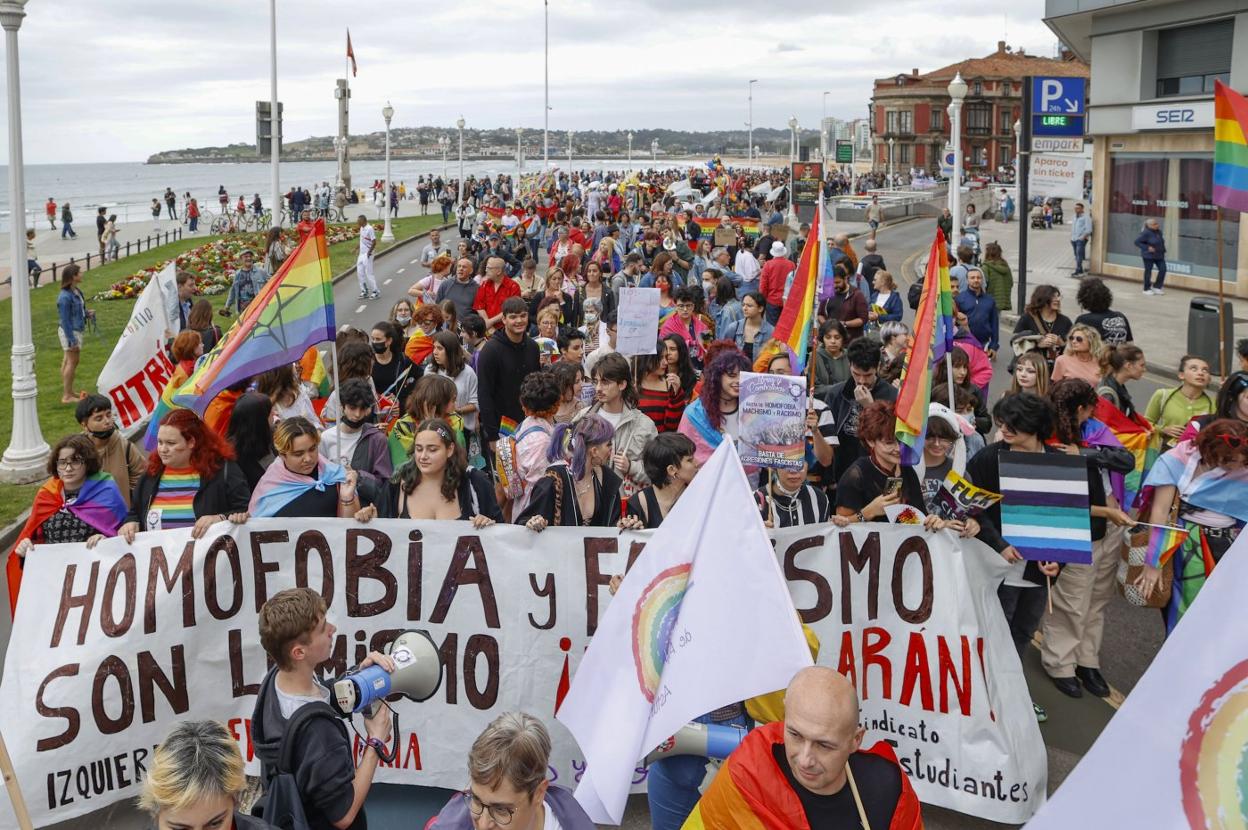 Cerca de ochocientas personas, según la organización, participaron en el desfile por el día del Orgullo. 