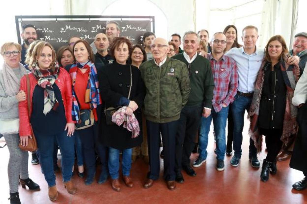 Ángel García, en el centro de la imagen, rodeado por compañeros de la Agrupación Socialista de Mieres. 