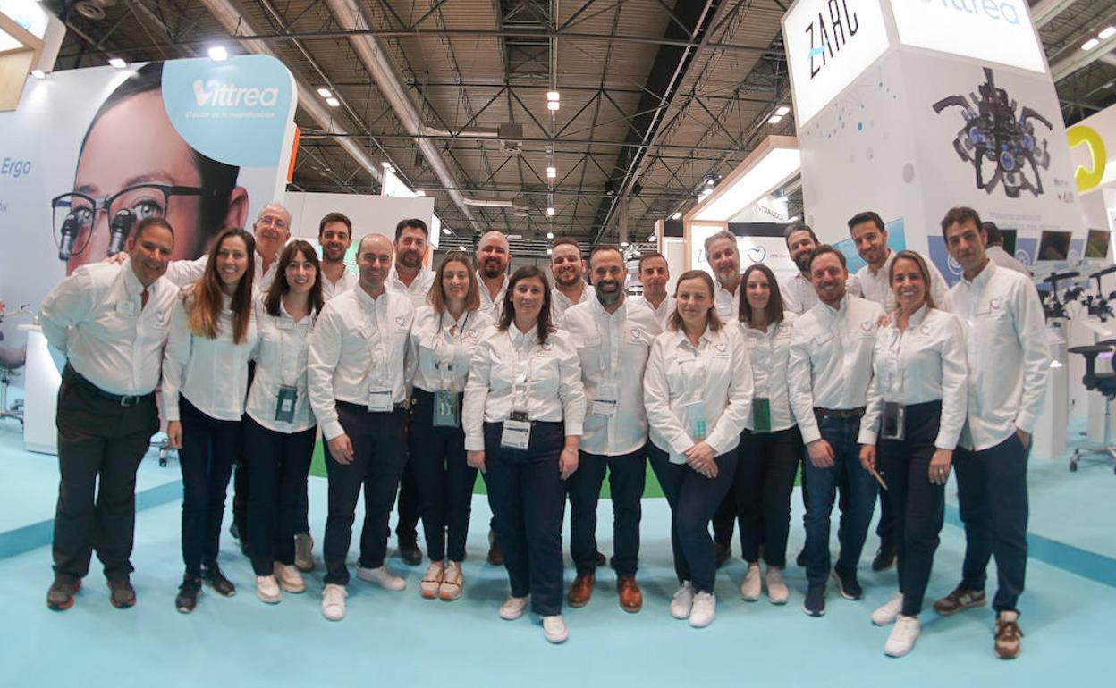 Parte del equipo de IPG Dental, durante su participación en Expodental 2022, la feria que se considera de referencia en el sector dental, celebrada en marzo en Madrid.