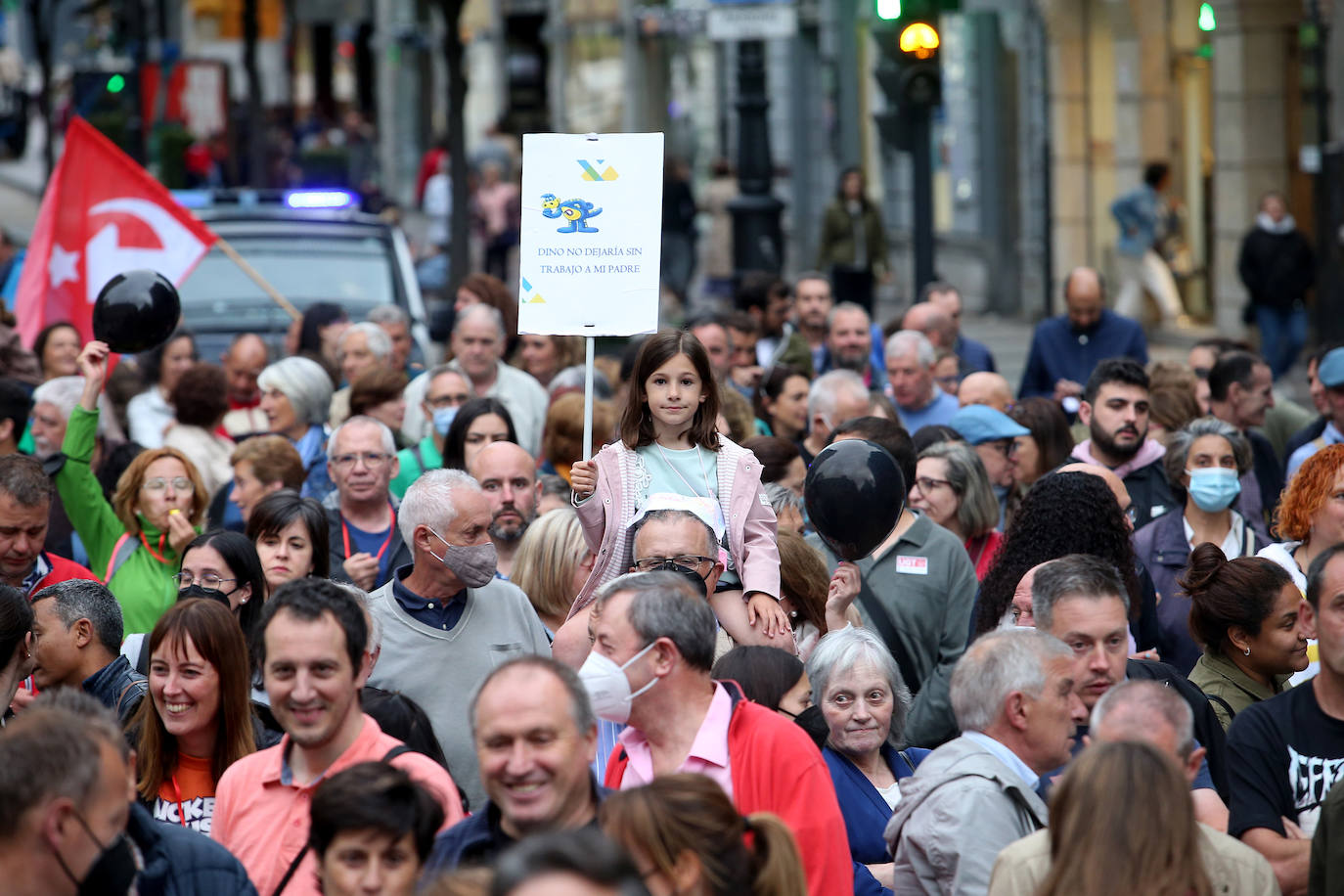 Cientos de personas han reclamado este lunes en Oviedo una solución para la plantilla de Danone en Salas, después de que la multinacional francesa haya planeado un ERE en la factoría asturiana. 
