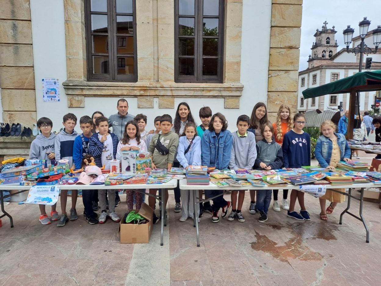 Niños de los tres grupos de participación en el mercadillo solidario. 