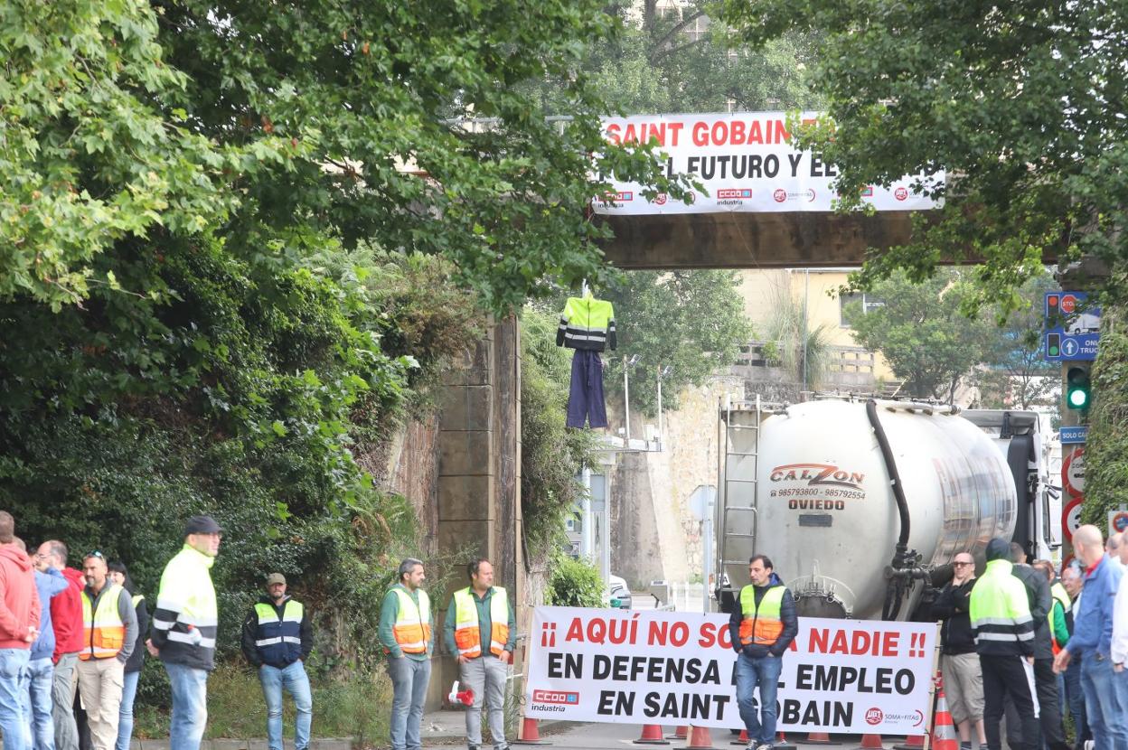 La presencia de trabajadores a la entrada no impide el cumplimiento estricto de los servicios mínimos. 