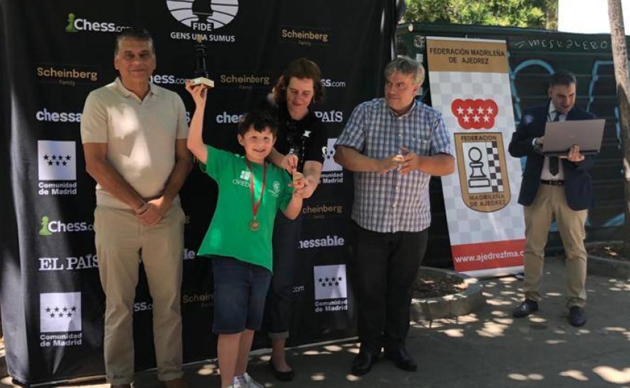Roque Ordiz con su merecido trofeo de campeón.