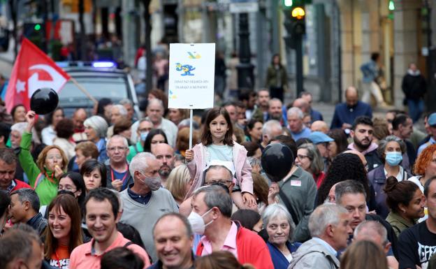 Imagen. Cientos de personas dicen en Oviedo «no al cierre de Danone»