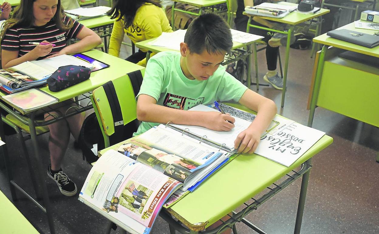 Alumnos de un instituto asturiano, en las últimas semanas de clase. 