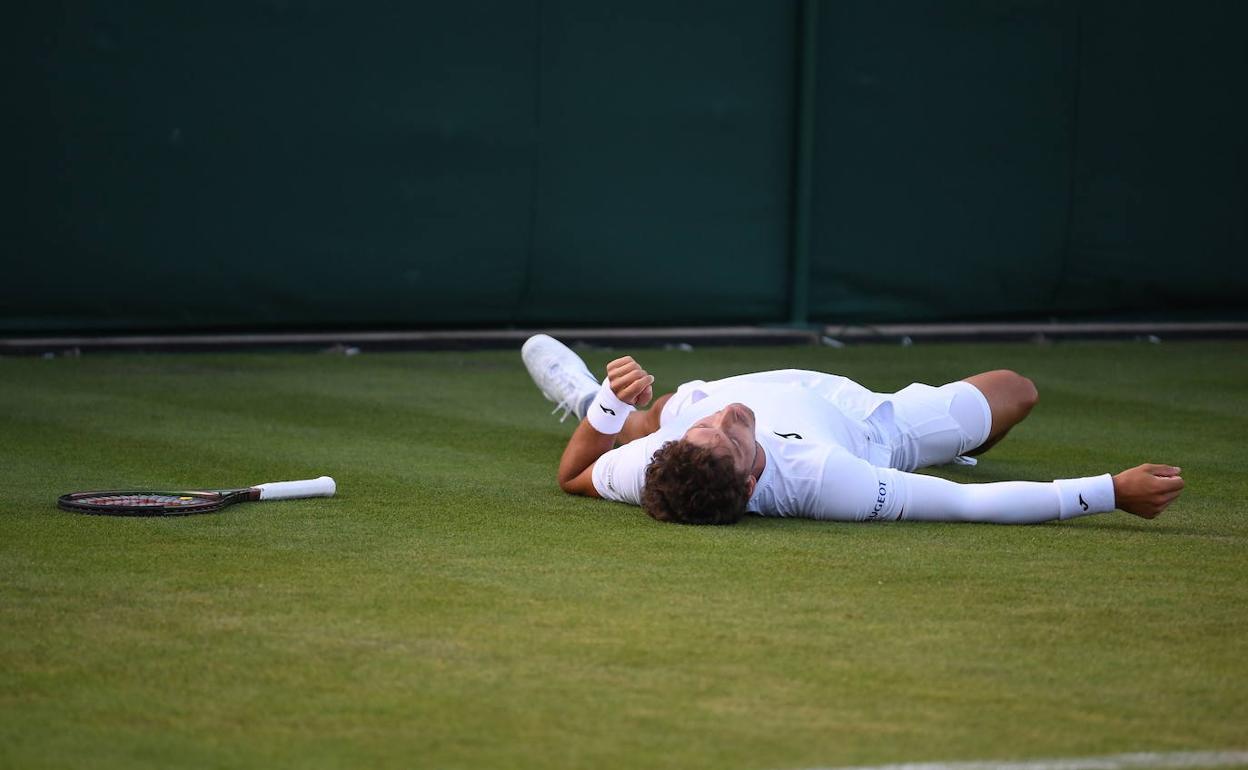 Pablo Carreño, tirado en el cesped de Wimbledon, durante su choque con Lajovic