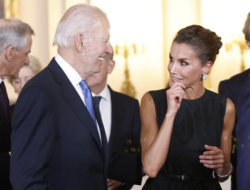 Biden y la Reina bromean tras la foto de familia. 