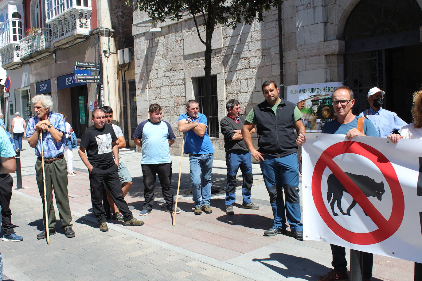 Fotos: 200 ganaderos claman contra la protección del lobo: «Es una persecución al sector»