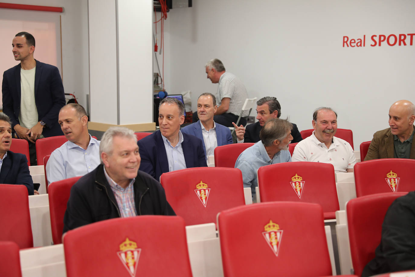 Ya es oficial: el Grupo Orlegi ha desplegado su proyecto en El Molinón. Después de un vertiginoso martes y tras formalizar la compra del club por unos 40 millones de euros en Madrid, el nuevo propietario y presidente del Sporting, Alejandro Irarragorri, se desplazaba hasta Gijón para presentar la nueva estructura del club rojiblanco.