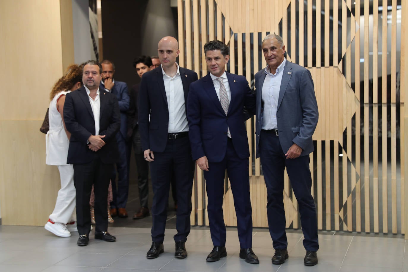 Ya es oficial: el Grupo Orlegi ha desplegado su proyecto en El Molinón. Después de un vertiginoso martes y tras formalizar la compra del club por unos 40 millones de euros en Madrid, el nuevo propietario y presidente del Sporting, Alejandro Irarragorri, se desplazaba hasta Gijón para presentar la nueva estructura del club rojiblanco.