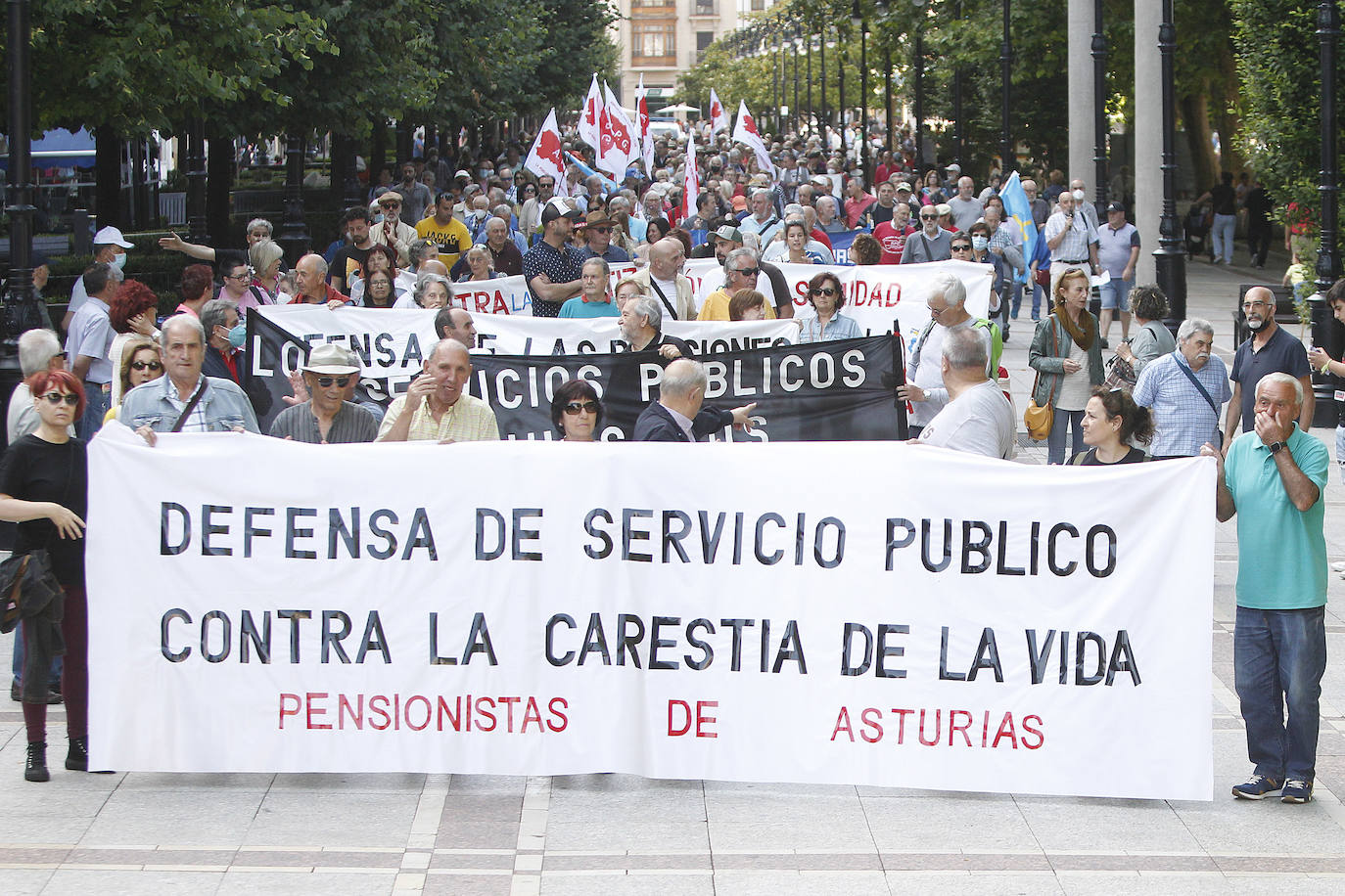 Centenares de personas se manifestaron el martes en Gijón, convocadas por Pensionistas de Asturias, en defensa de los sistemas públicos de salud y de pensiones y también contra la carestía de la vida, disparada por la inflación actual, y la precariedad. La protesta salió del paseo de Begoña y recorrió el centro de la ciudad.