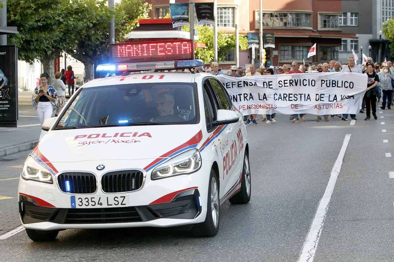 Centenares de personas se manifestaron el martes en Gijón, convocadas por Pensionistas de Asturias, en defensa de los sistemas públicos de salud y de pensiones y también contra la carestía de la vida, disparada por la inflación actual, y la precariedad. La protesta salió del paseo de Begoña y recorrió el centro de la ciudad.