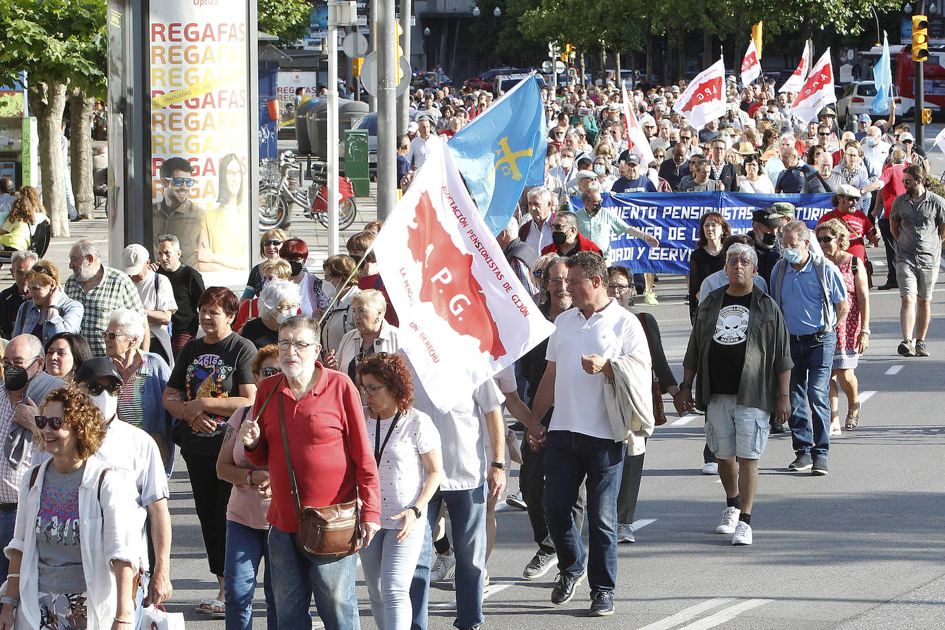 Centenares de personas se manifestaron el martes en Gijón, convocadas por Pensionistas de Asturias, en defensa de los sistemas públicos de salud y de pensiones y también contra la carestía de la vida, disparada por la inflación actual, y la precariedad. La protesta salió del paseo de Begoña y recorrió el centro de la ciudad.