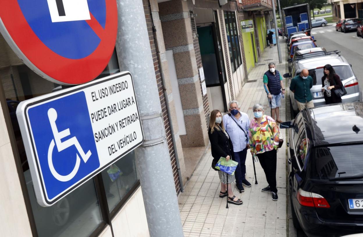 Mónica Oviedo, Alejandro Catrain y Ana González, junto a la sede de Cocemfe. 