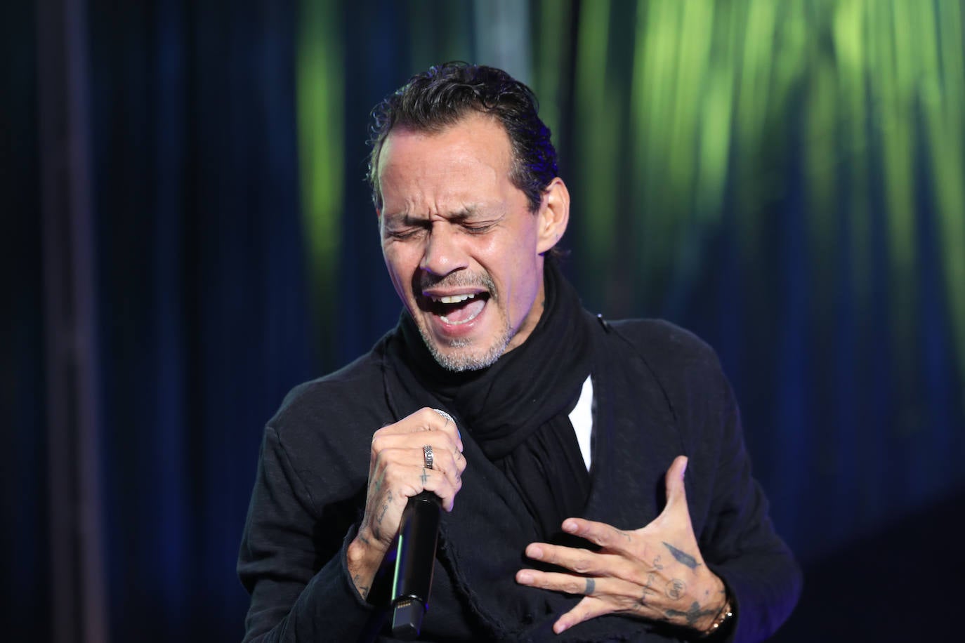 El estadio Carlos Tartiere acoge uno de los conciertos más importantes de esta temporada, el del puertorriqueño Marc Anthony, enmarcado en su gira 'Pa' lla voy'. El rey de la salsa reunió a más de 15.000 personas en la capital asturiana para disfrutar al ritmo de sus míticas canciones de esta actuación en directo. 